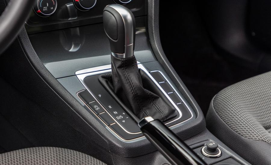 Детали интерьера Volkswagen Golf TSI 5-Door (Typ 5G) 2017 года  (NA) (фото 20 из 47)